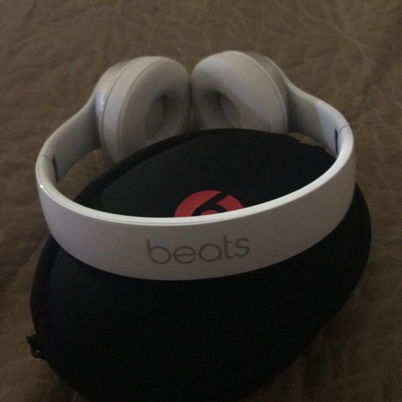 Beats Solo2 Wired White Headphones - Picture 6 of 6